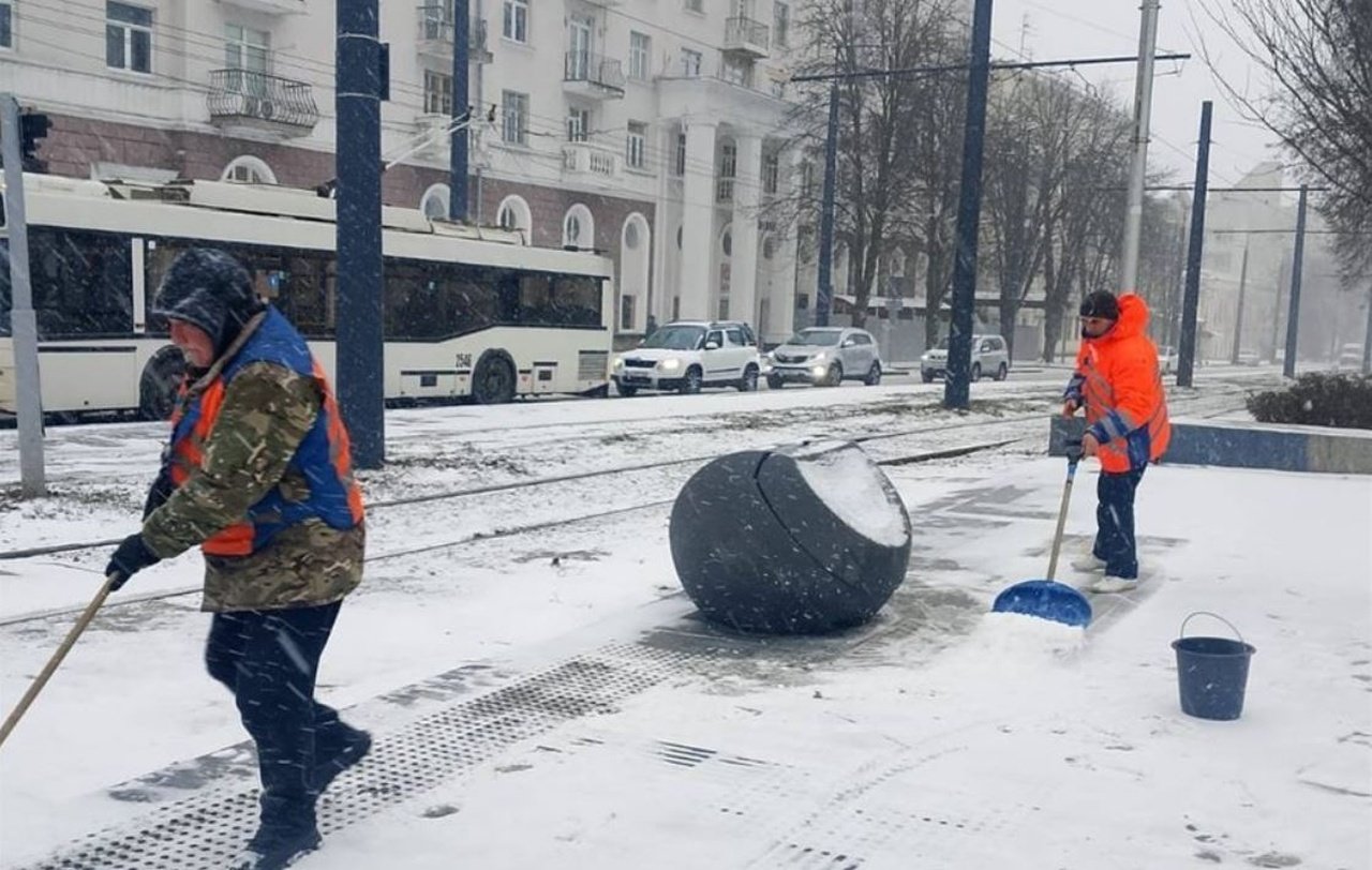 Комунальники посипають дороги в Дніпрі під час снігопаду