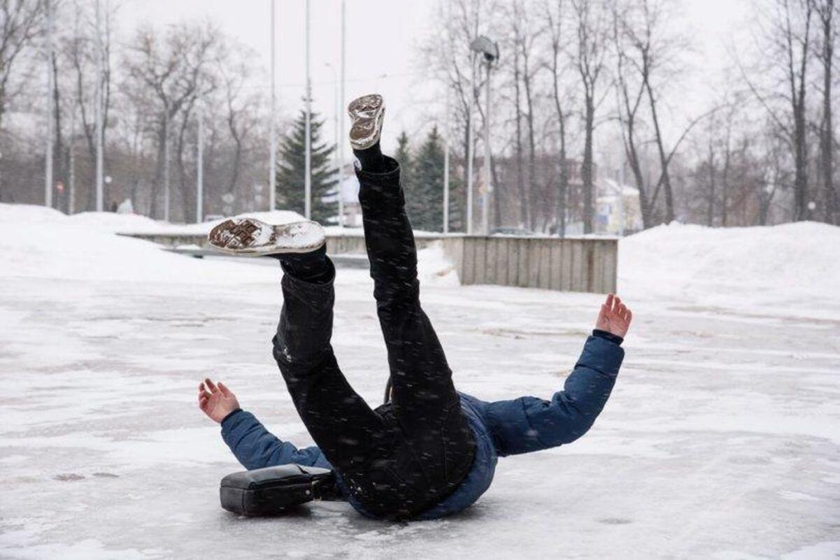 Куди звертатися у Дніпрі, якщо травмувалися під час негоди: адреси і графік роботи травмпунктів 
