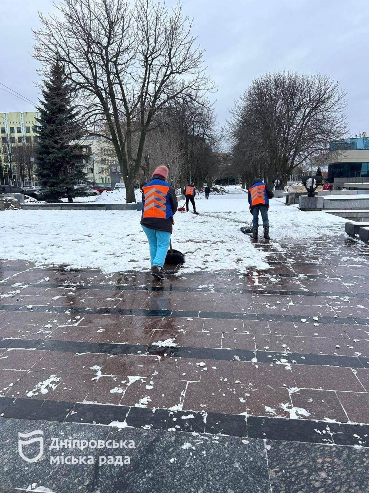 Прибирання снігу у Дніпрі: що відбувається на дорогах та тротуарах