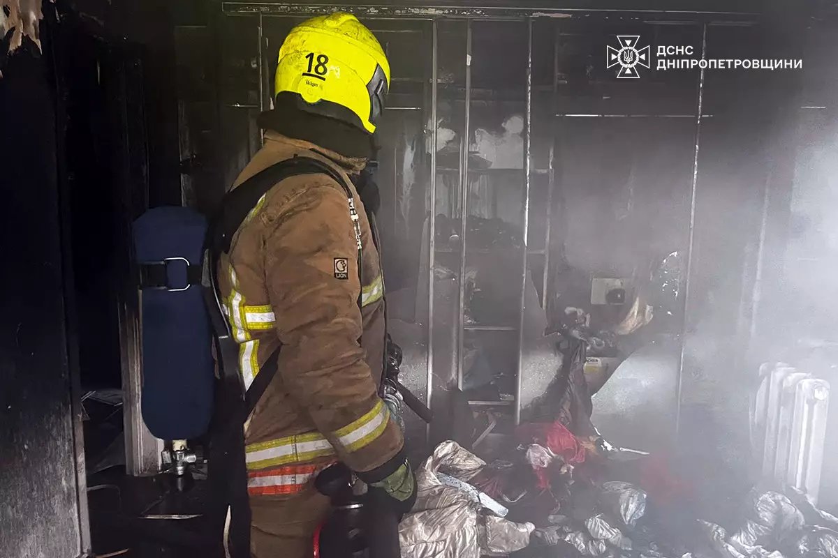 На пятом этаже многоэтажки в Днепре загорелась квартира: огонь быстро потушили
