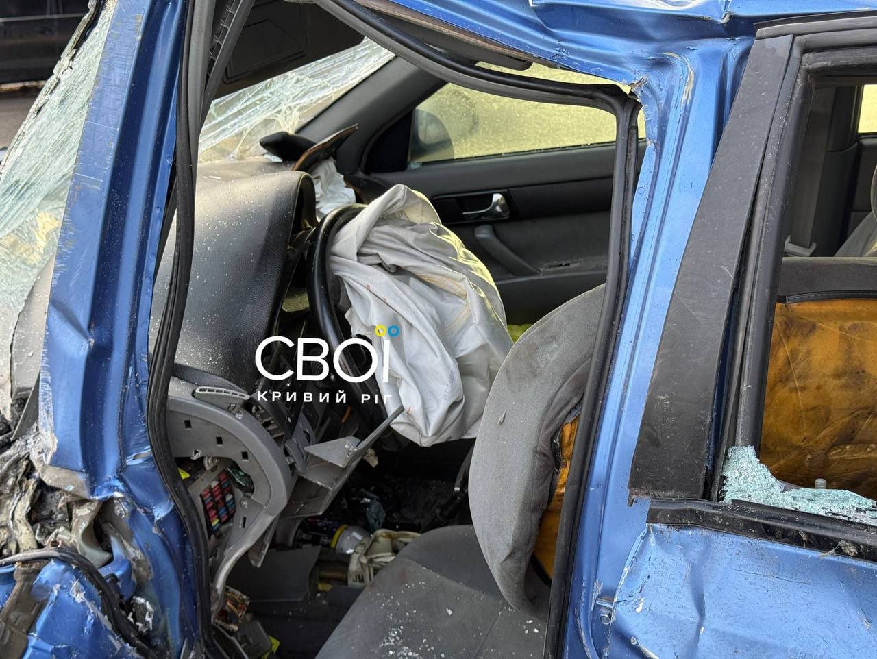 На Днепровской трассе автомобиль въехал в столб: водитель в тяжелом состоянии