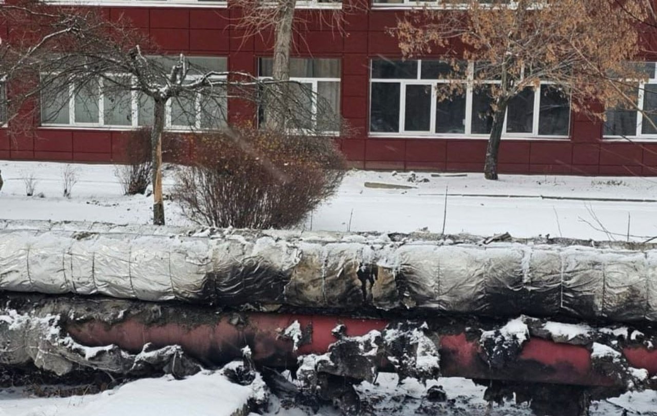 Поврежденная теплотрасса на ж/м Победа в Днепре