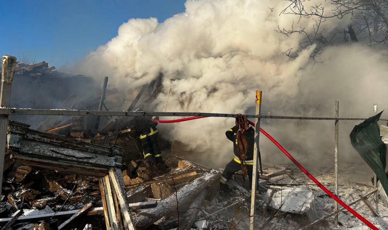 Рятувальники на місці пожежі в приватному будинку Павлоградського району