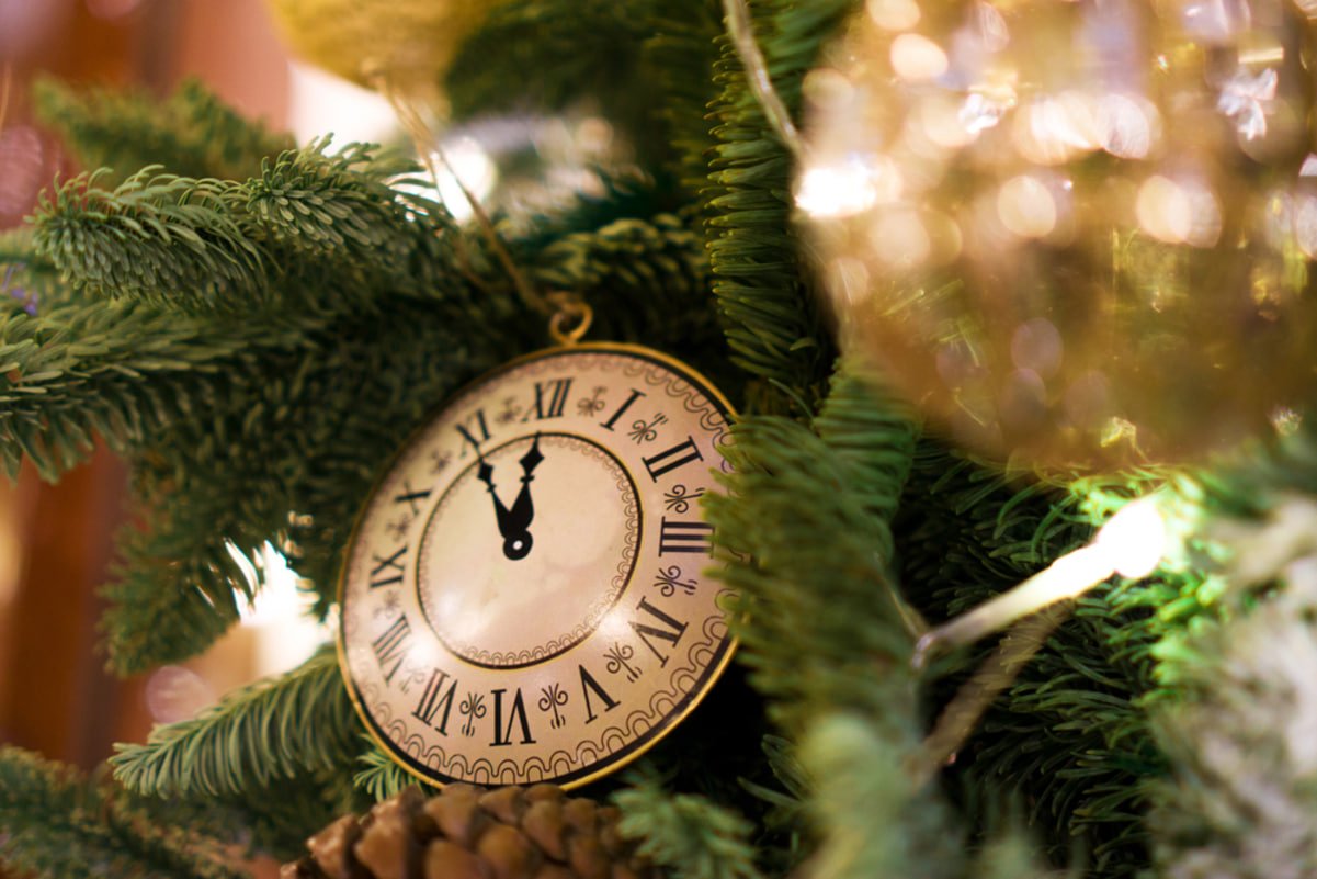 Яке сьогодні свято і кого вітати з іменинами: 31 грудня — все про цей день