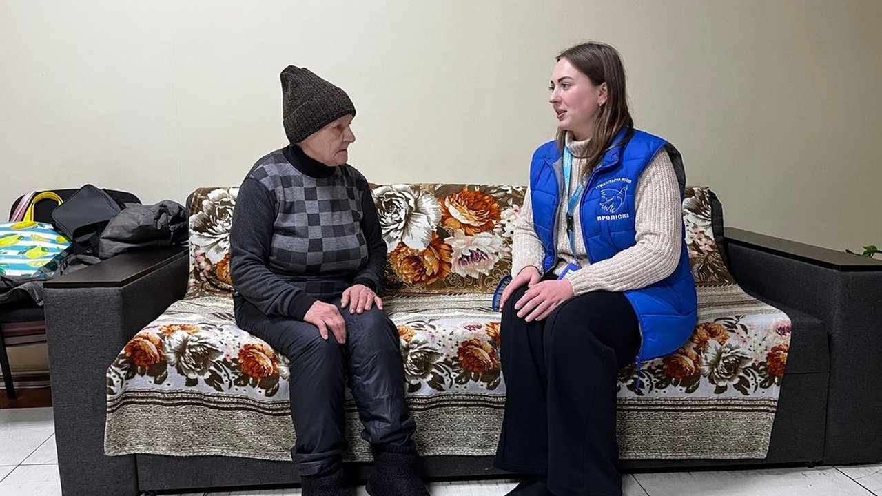 Спасенная женщина и волонтер