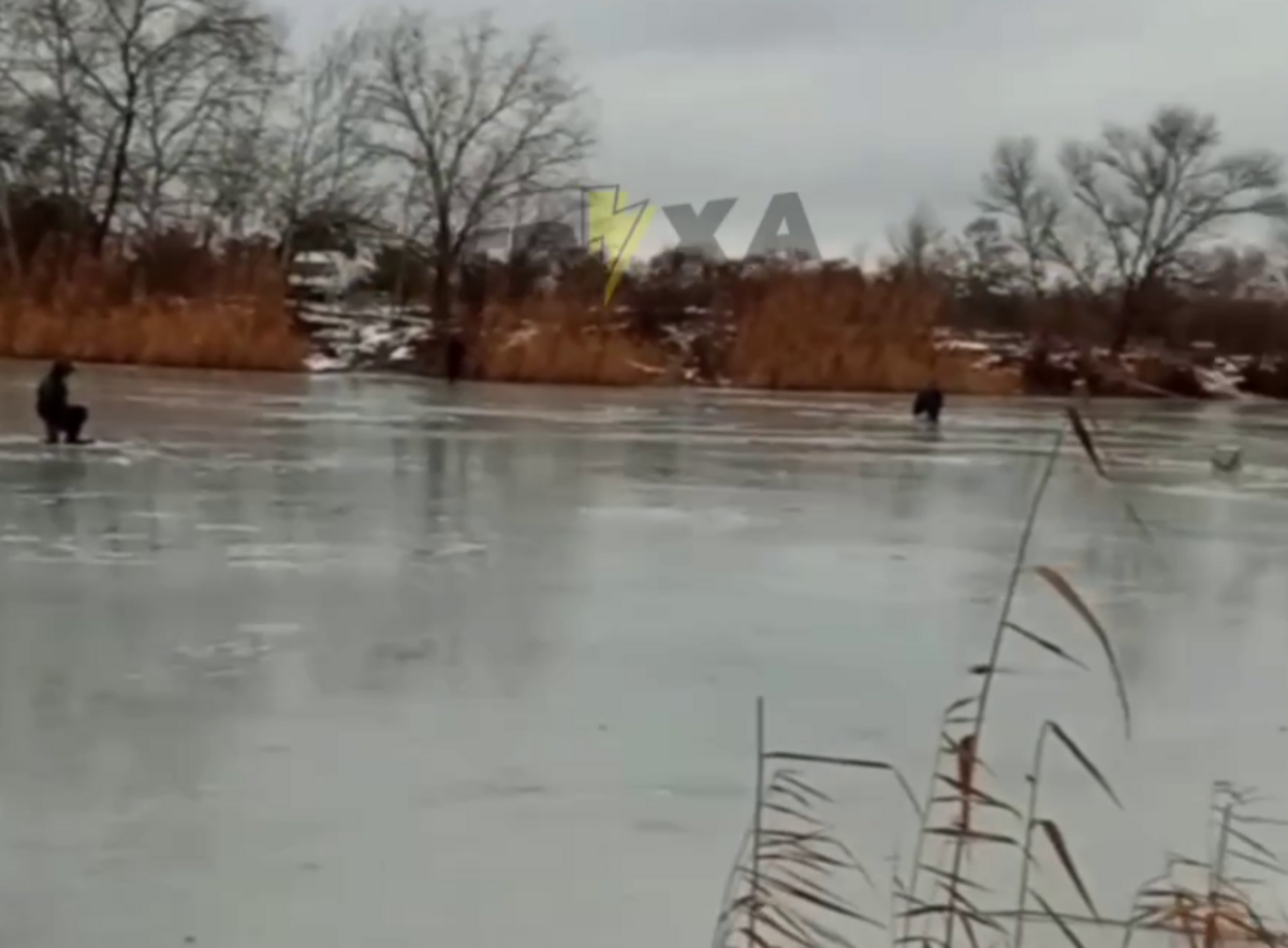 В Днепре люди вышли на хрупкий лед, несмотря на плюсовую температуру.