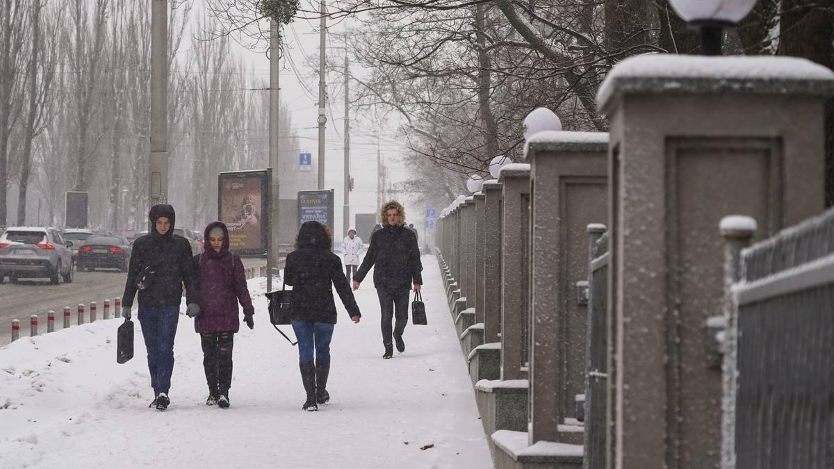Поліція Дніпра дала поради пішоходам під час ожеледиці та мокрого снігу