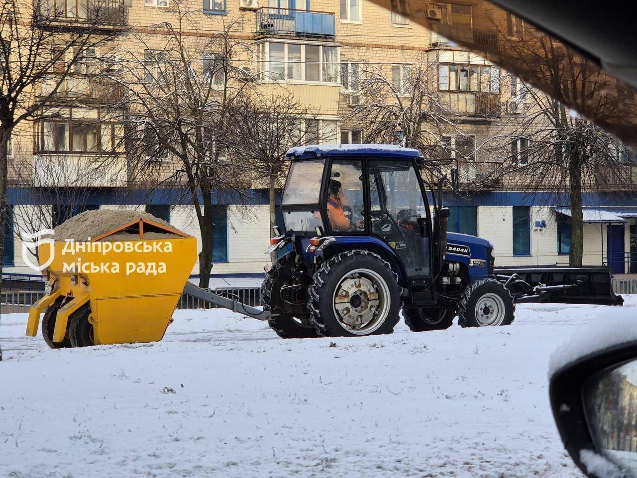 У Дніпрі долають наслідки снігопаду: задіяно сотні людей та десятки машин