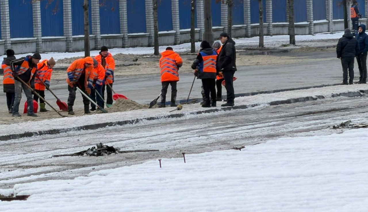 Комунальники прибирають наслідки удару в Дніпрі