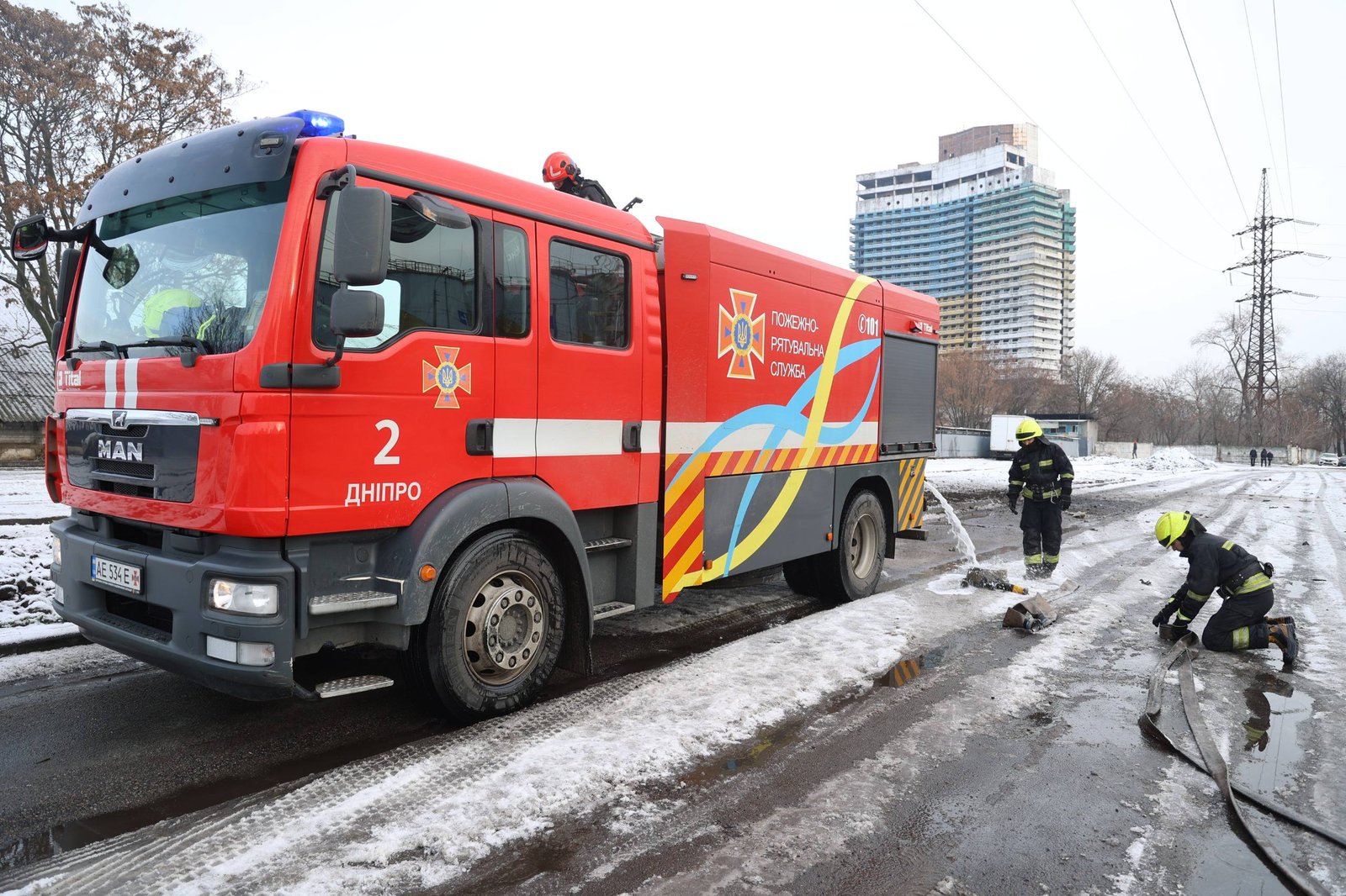 Машина рятувальників неподалік місця удару в Дніпрі