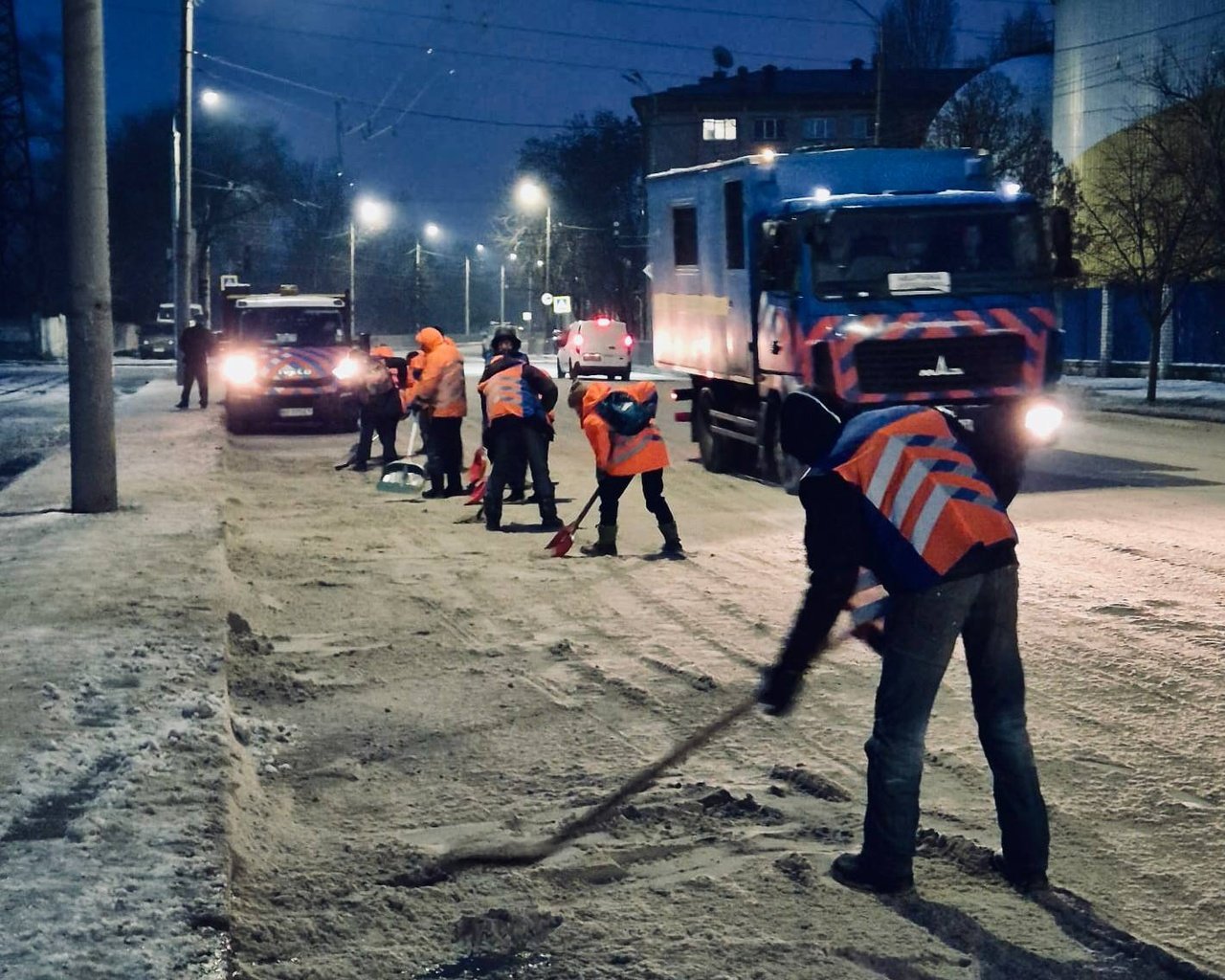 Комунальники ліквідовують наслідки удару