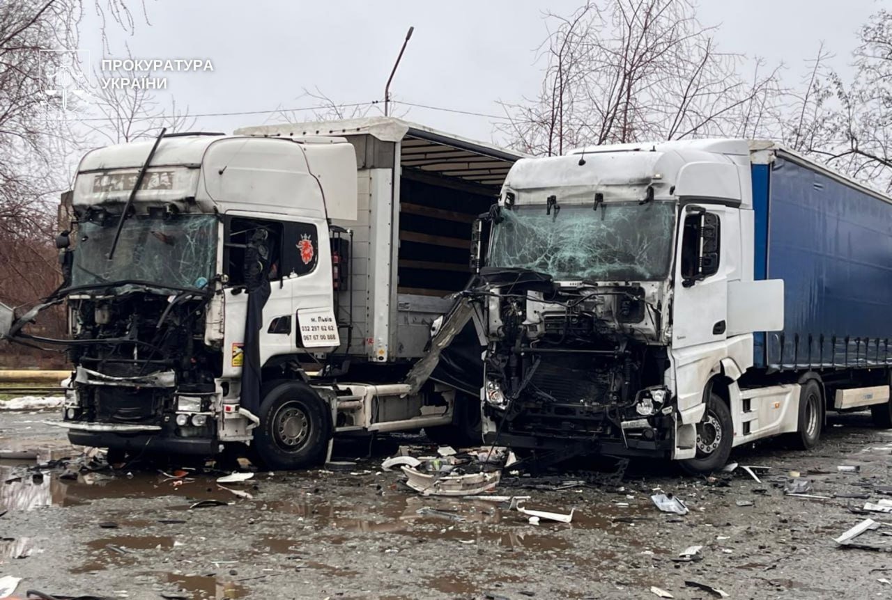 Поврежденные из-за обстрела фуры
