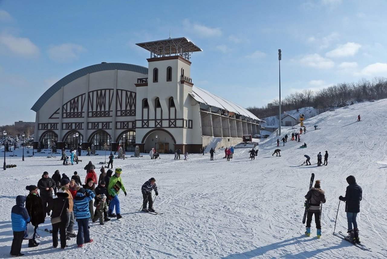 Люди в парке развлечений