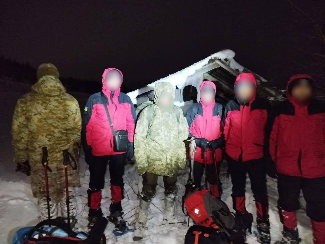 Турист вместе со своими спасателями