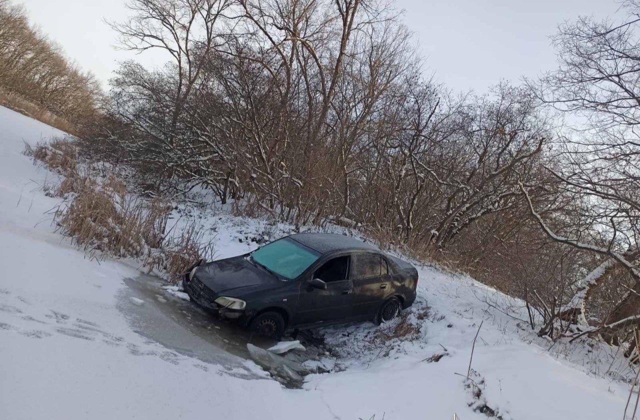 Автомобиль чуть не утопили в реке