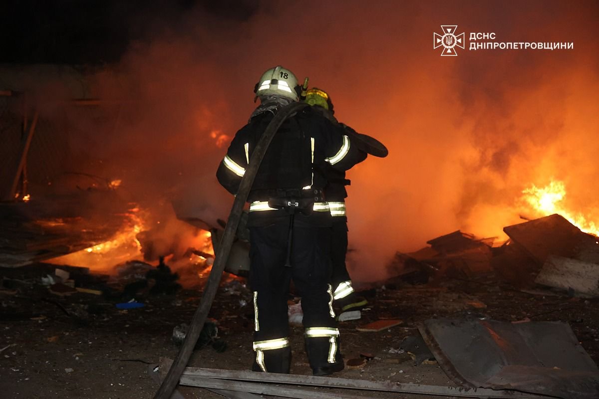 Спасатели показали последствия удара по Днепру и области