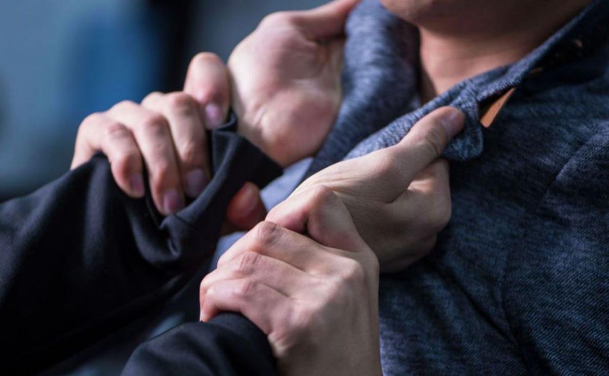 На Дніпропетровщині чоловік побив власну матір у під’їзді: рішення суду