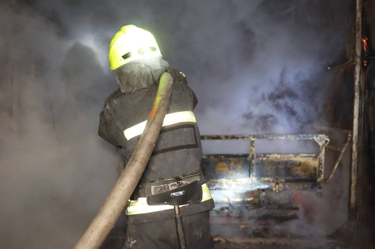 Дніпро під ударом БпЛА: руйнування, пожежі та відключення світла, є постраждалий
