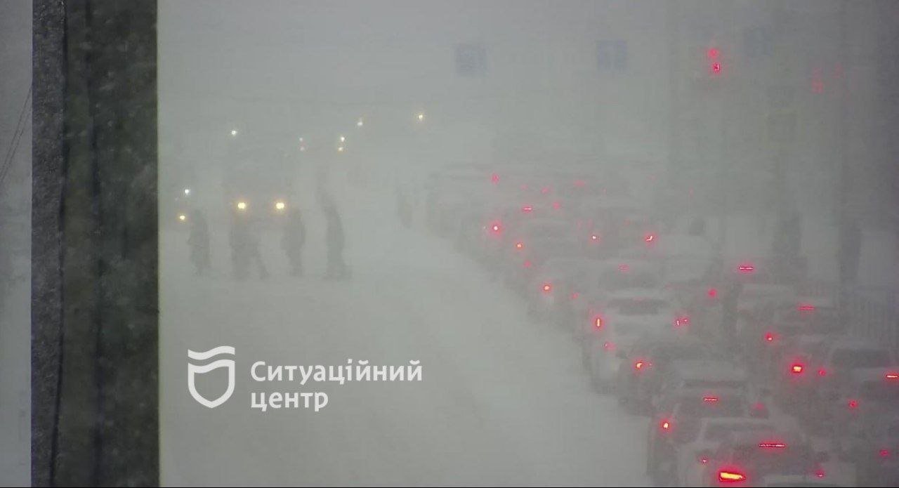 Из-за непогоды в Днепре образовалась большая пробка на съезде с Нового моста