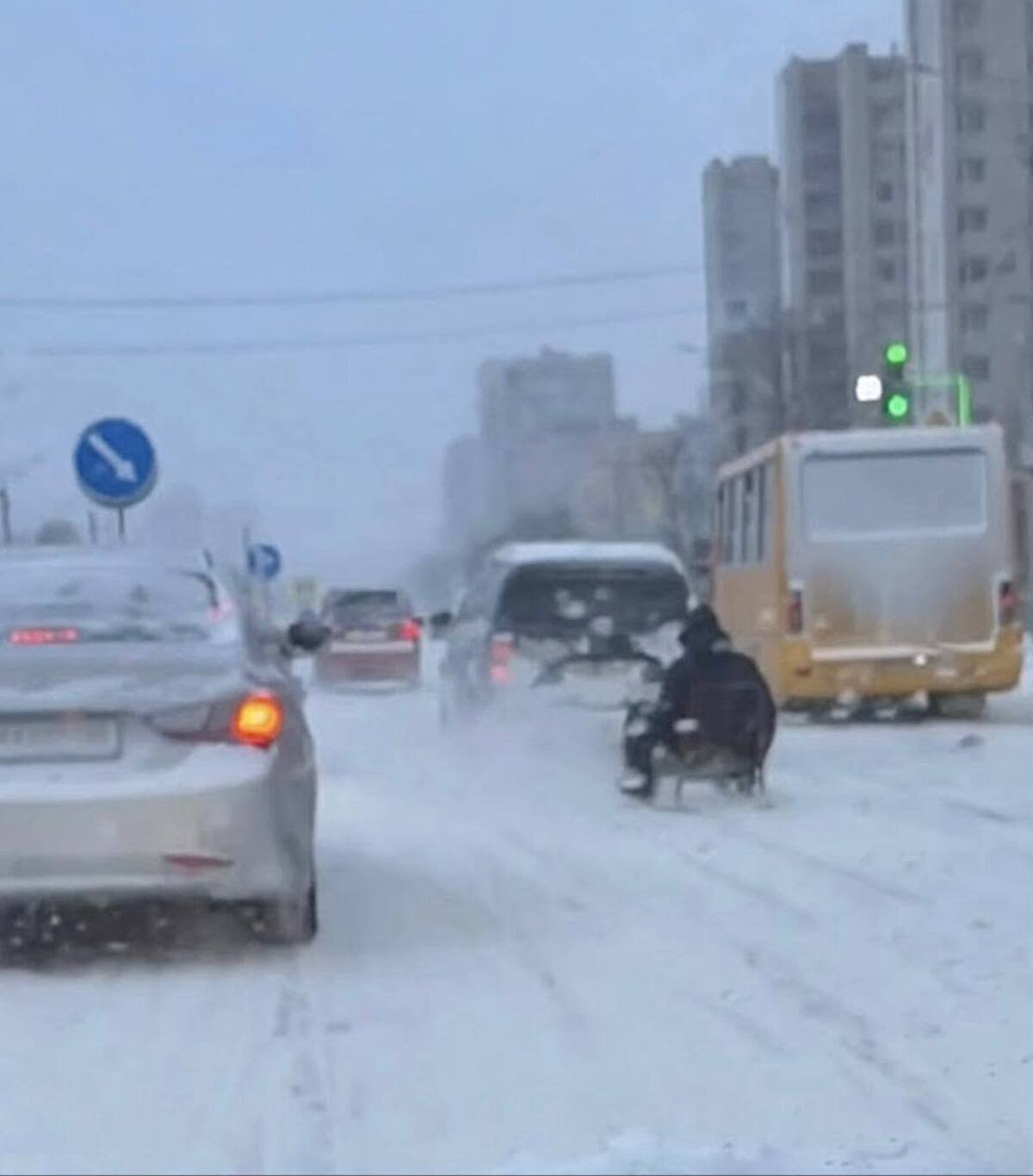 Опасное развлечение: в Днепре санки тащили машиной прямо по проезжей части