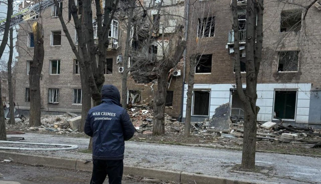 Будинок після ракетного удару в Кривому Розі