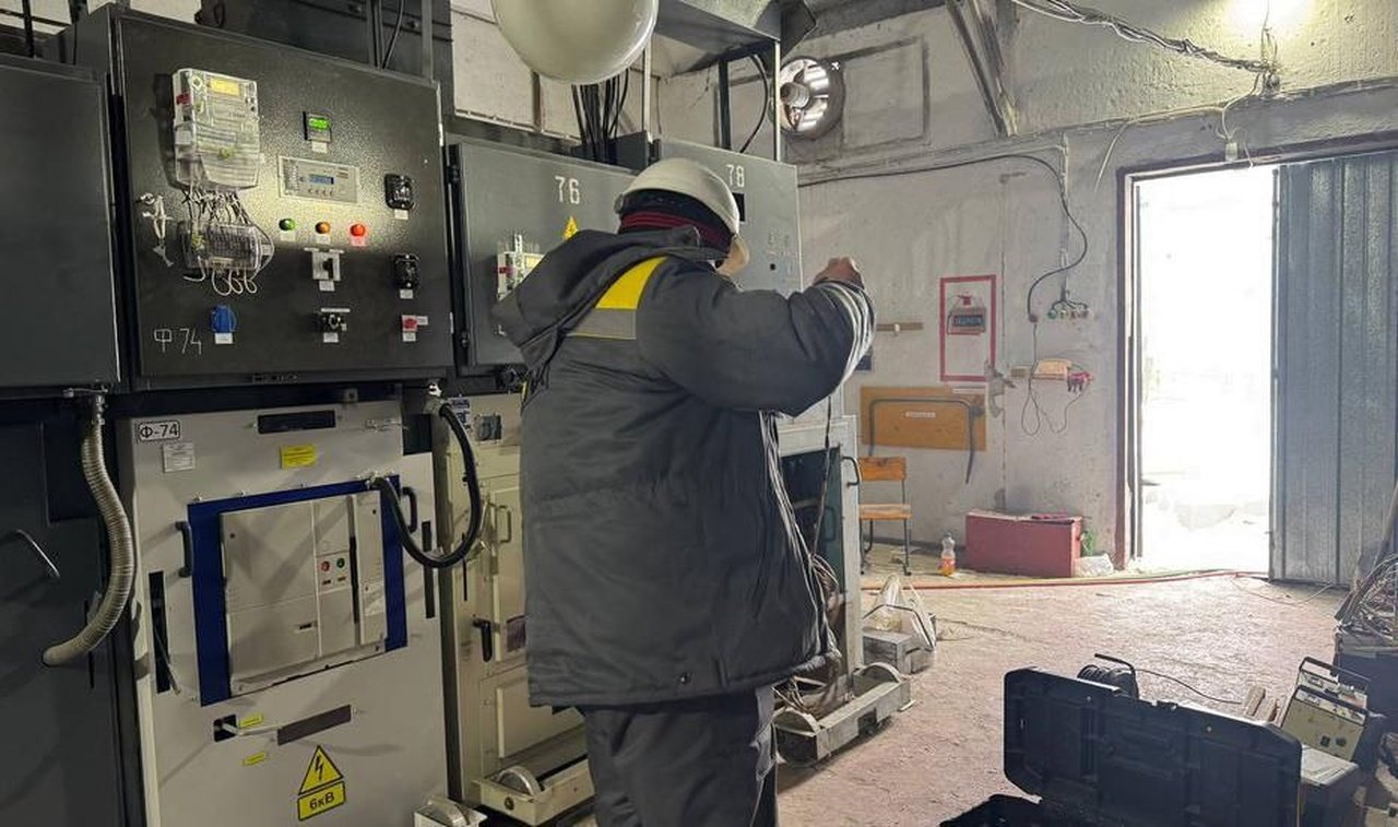 Работник ДТЭК во время работы