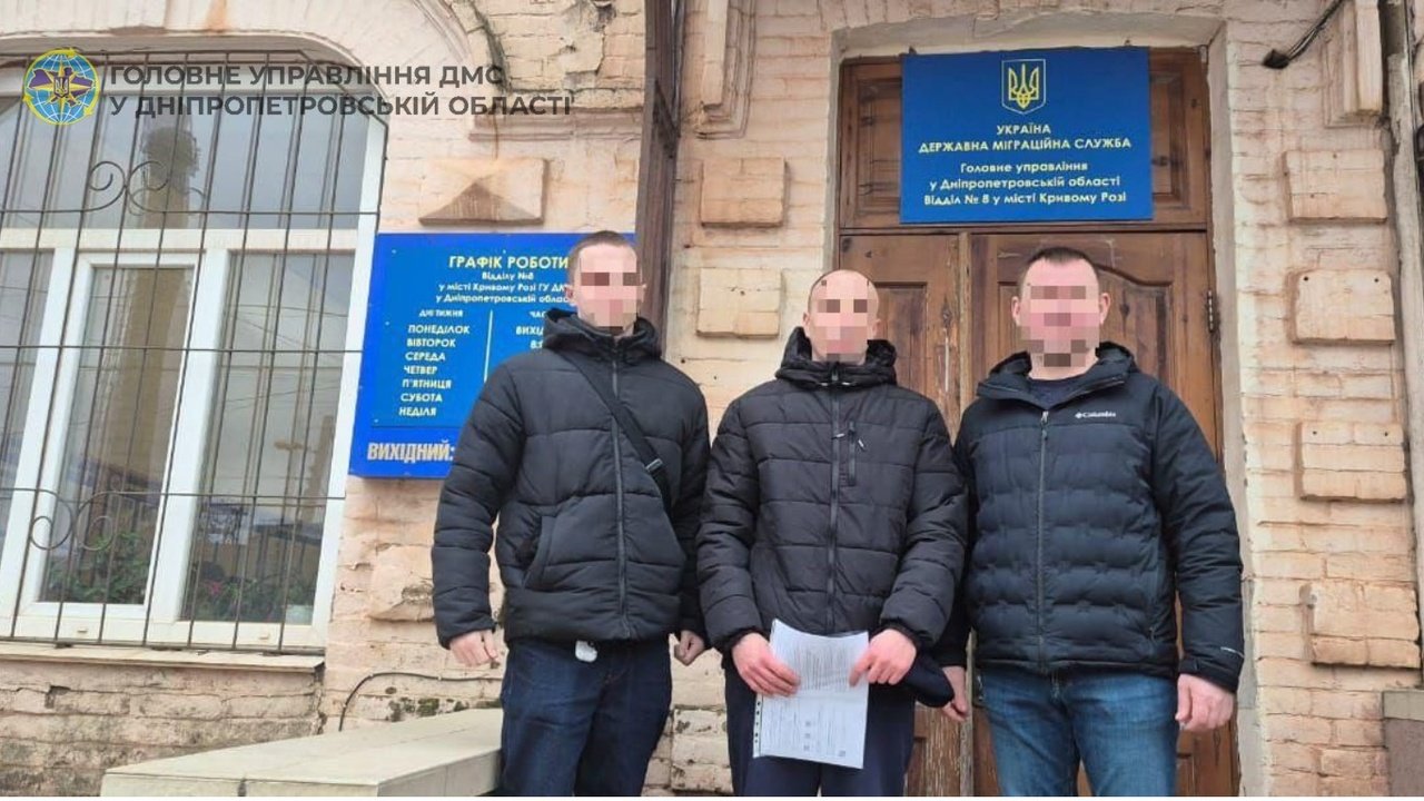 Затриманий іноземець та працівники Міграційної служби