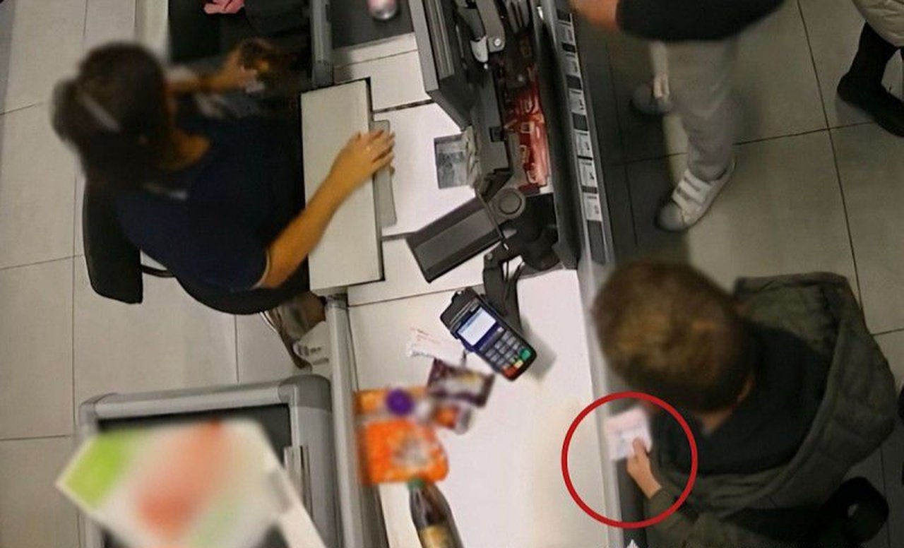 Момент воровства попал на записи видеокамеры