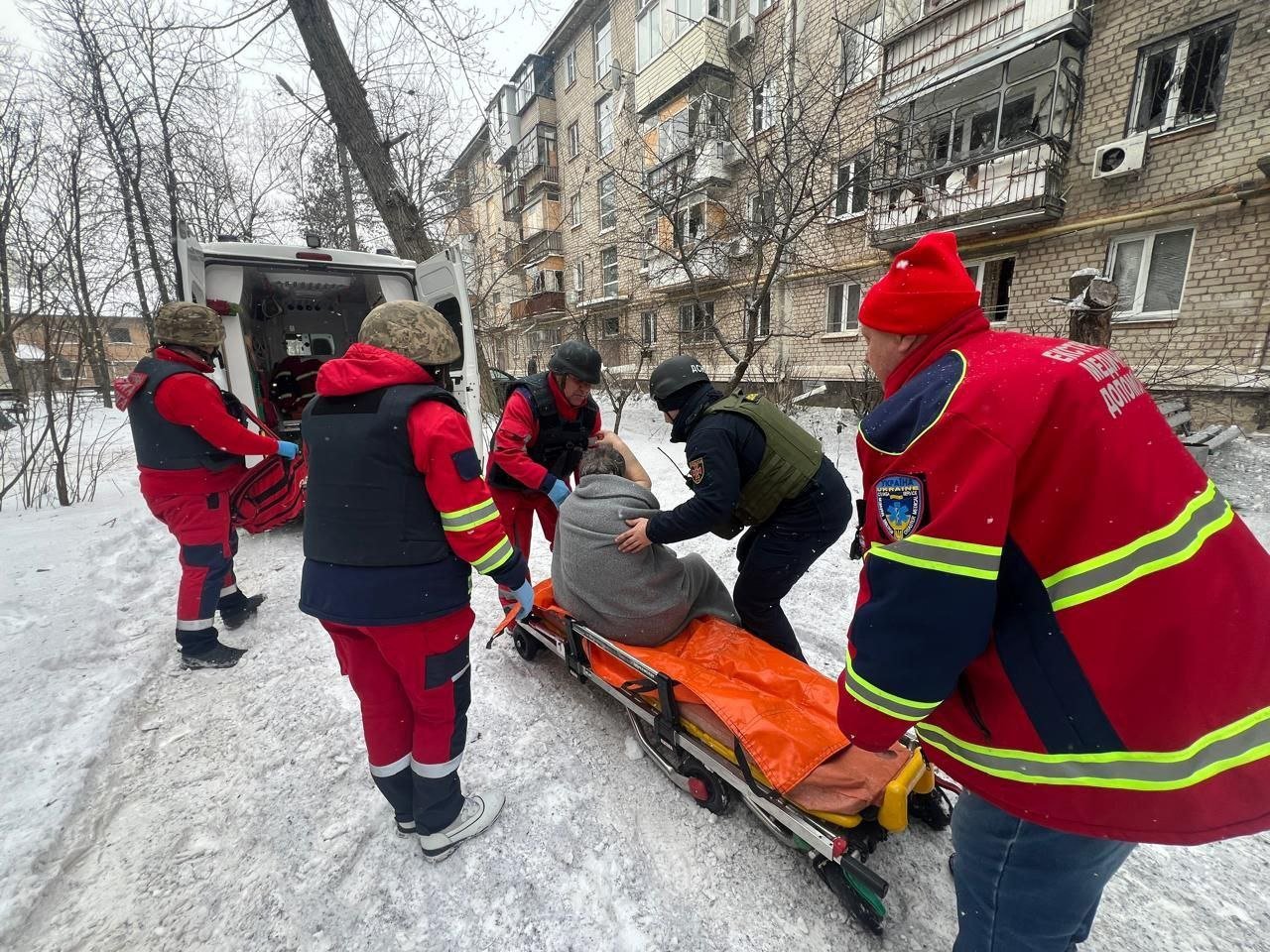 Спасатели и медики помогают пострадавшим