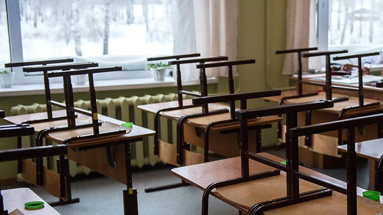 Пустые парты в школе