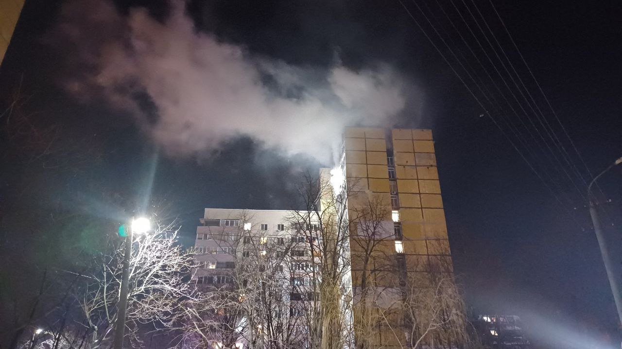 Дым виден за километр: на Победе пожар в 16-этажке