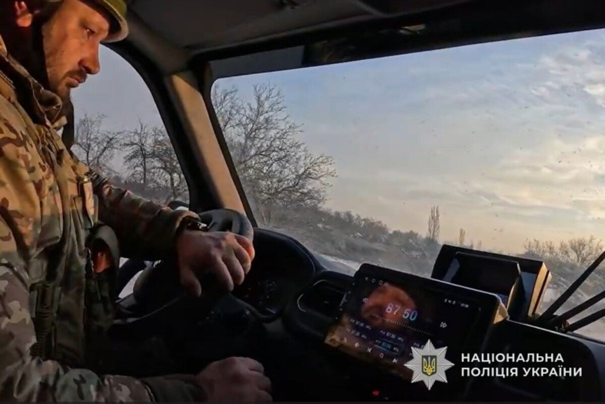 В Днепропетровской области полицейские эвакуировали семью из-под обстрелов