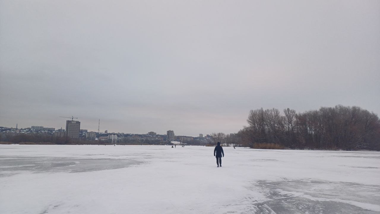 С палатками и велосипедами: на Победе посреди Днепра собрались десятки рыбаков