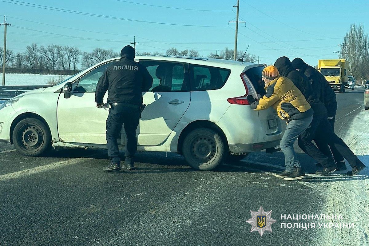 У Дніпрі родина потрапила у снігову пастку по дорозі на спортивні змагання