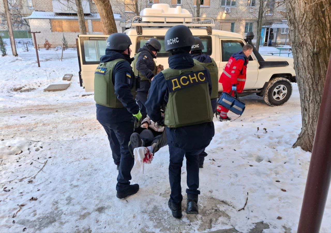 Рятувальники надають допомогу пораненим