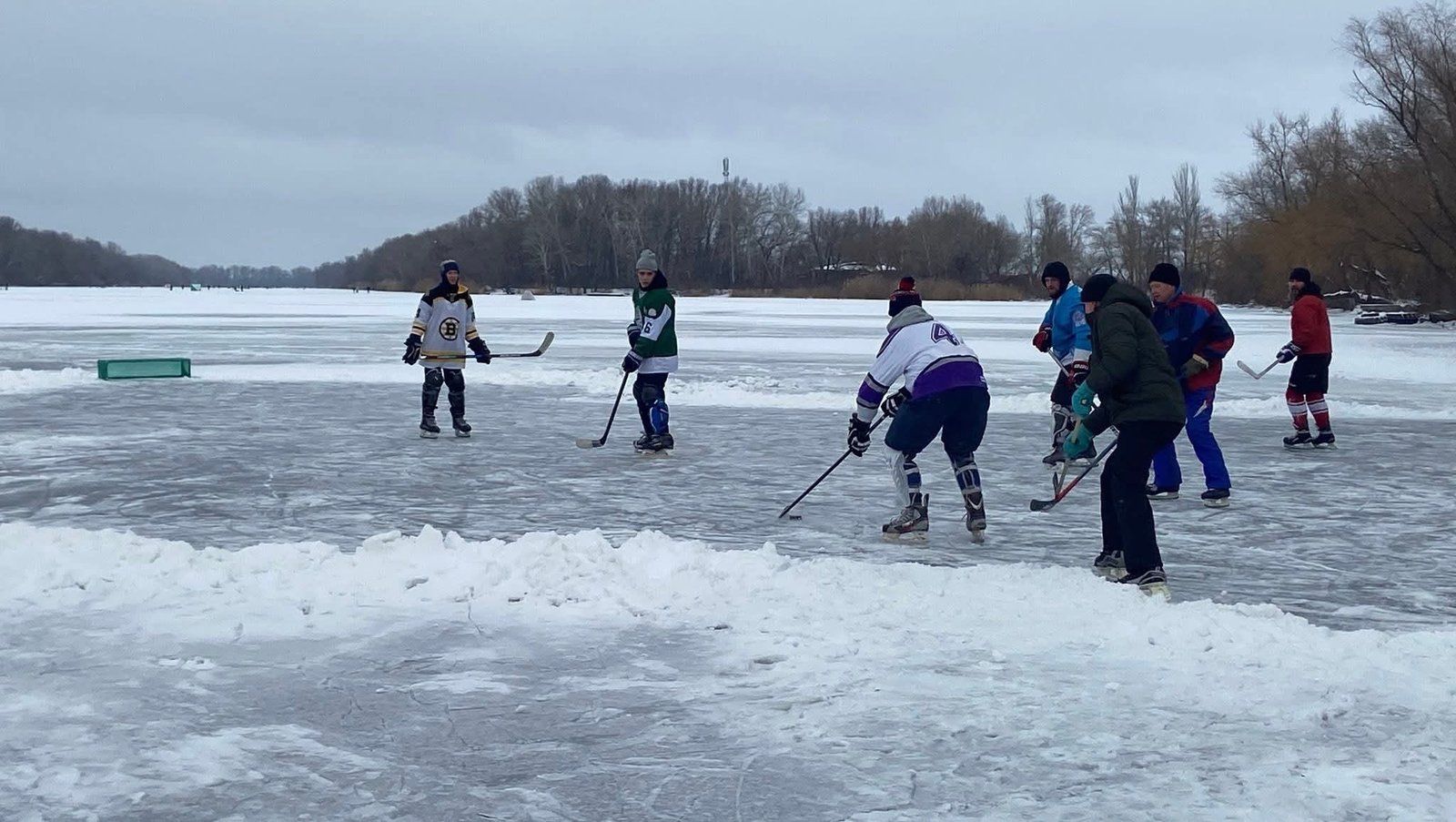 Люди на річці