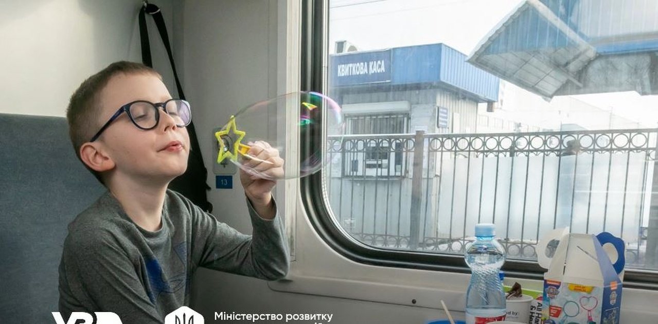 Ребенок в поезде