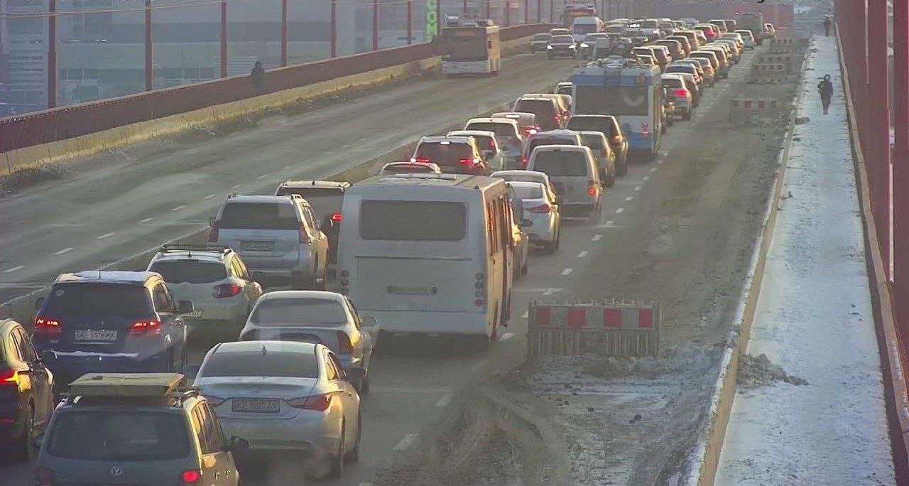 Пробка на Центральном мосту в Днепре