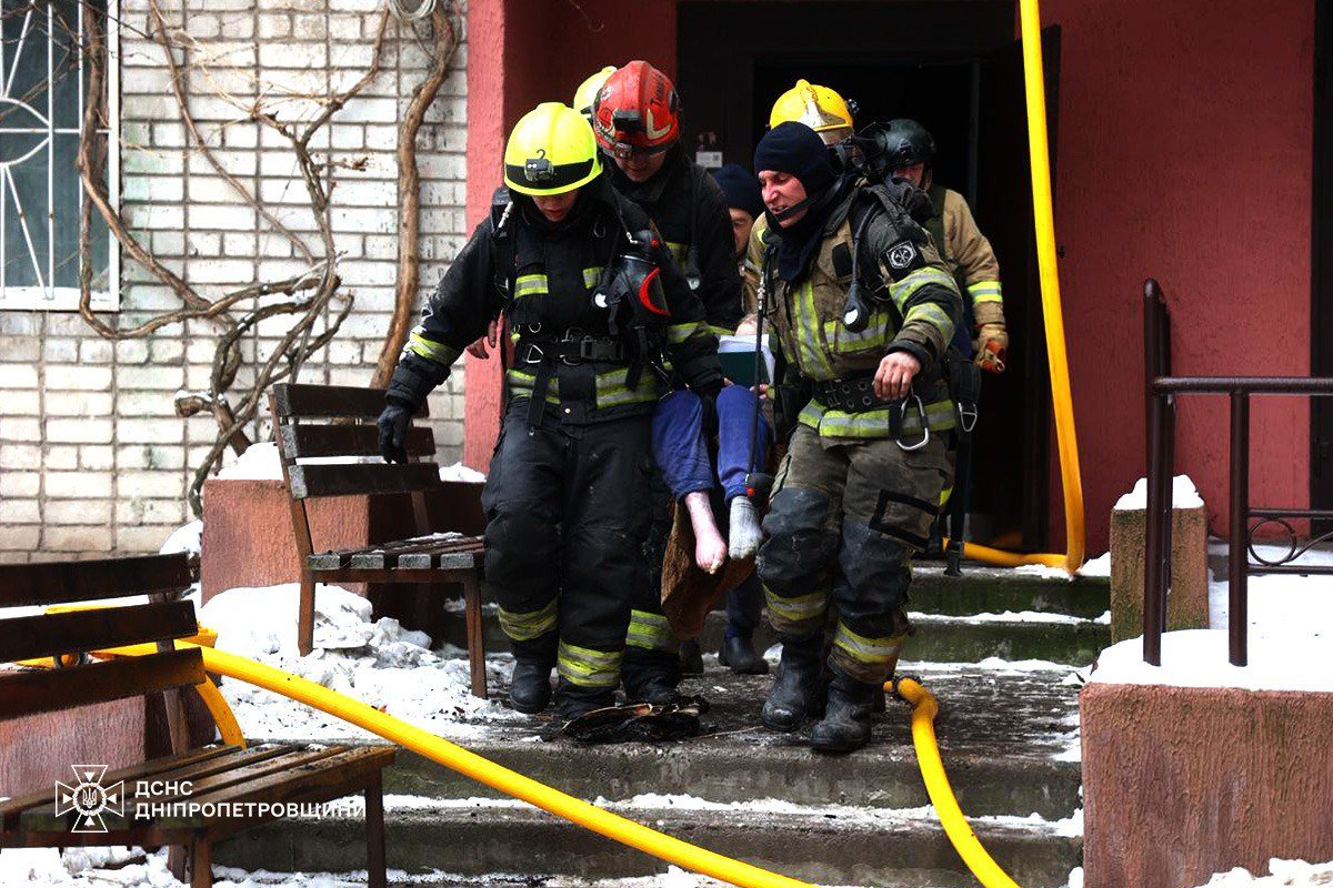 Спасатели выносят из дома в Днепре мужчину