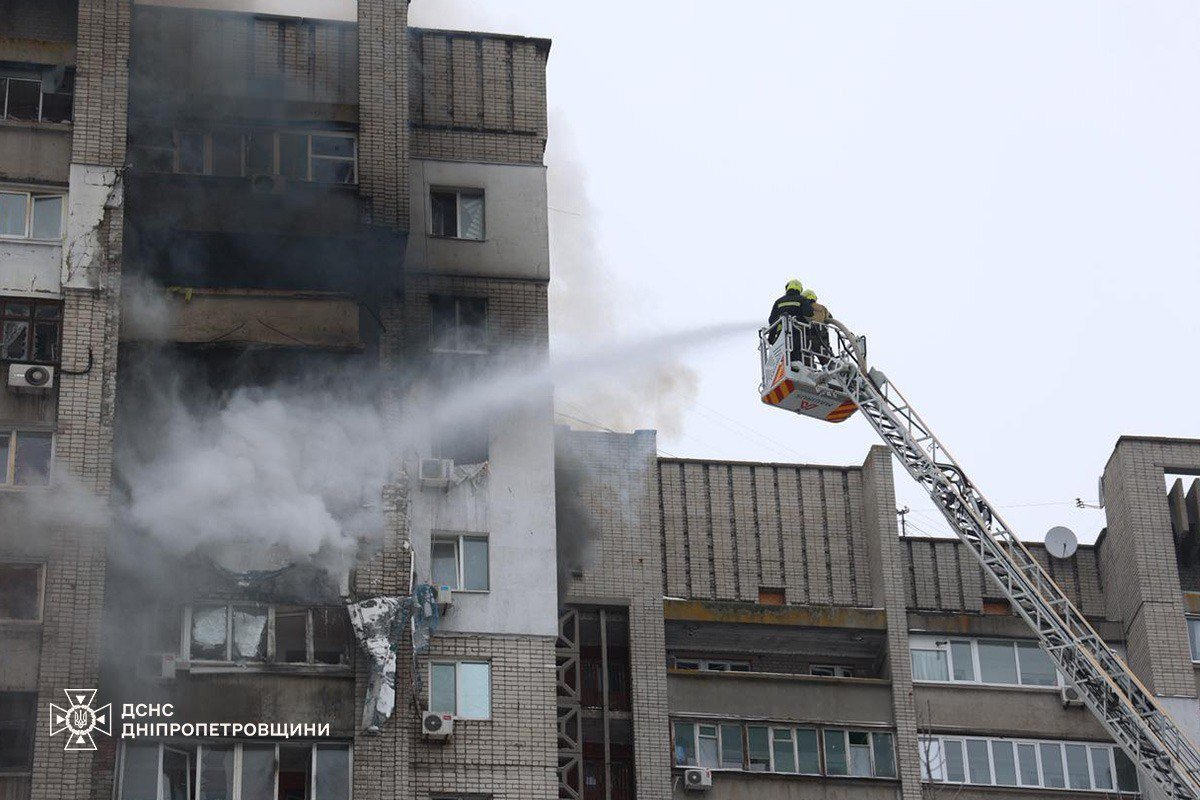 Спасатели тушат пожар в Днепре