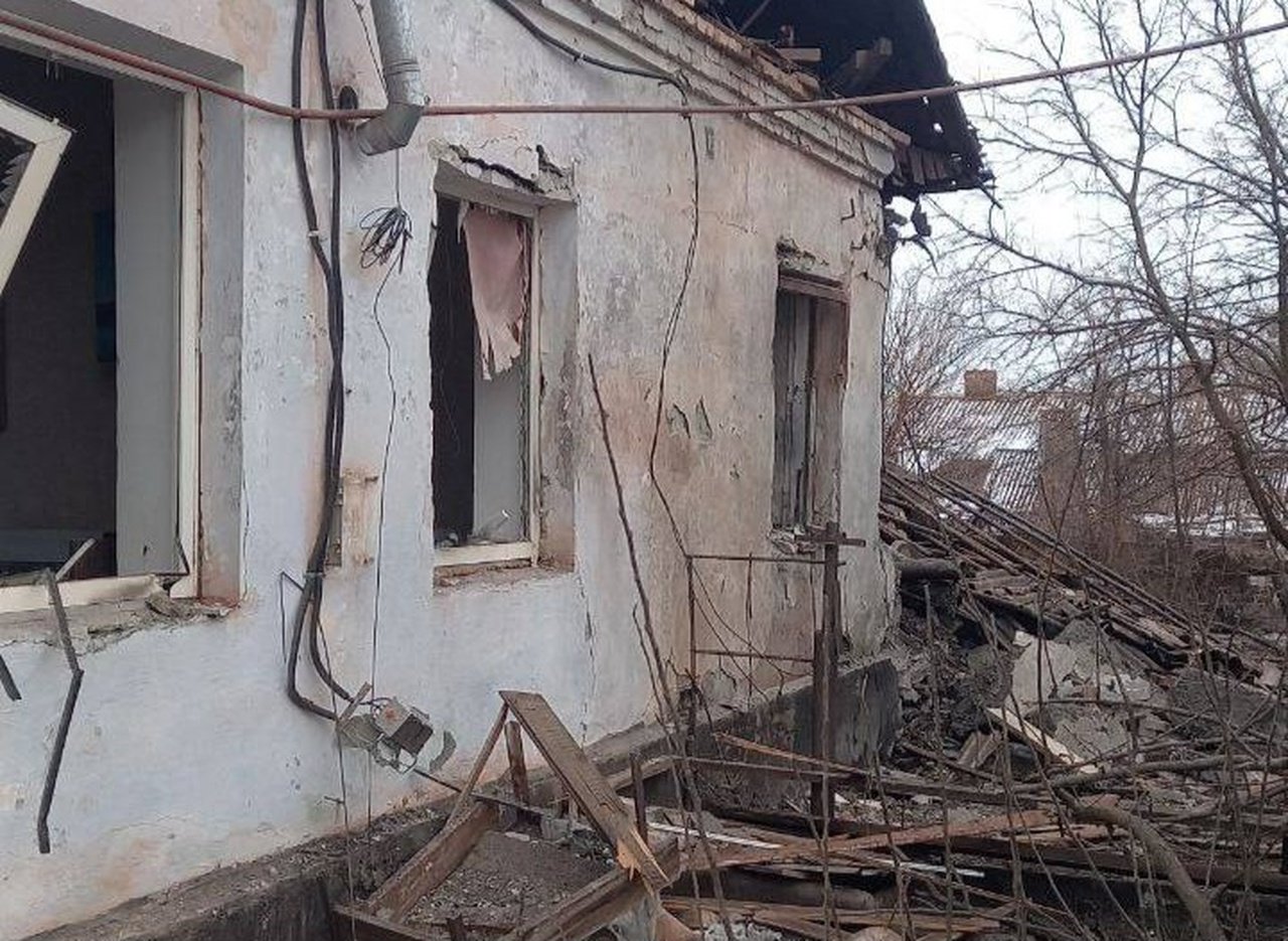 Повреждено здание после атаки.