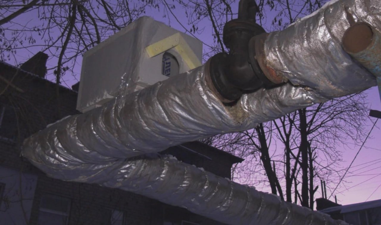 На проспекті Поля у Дніпрі на теплотрасі встановили будиночок для котів 