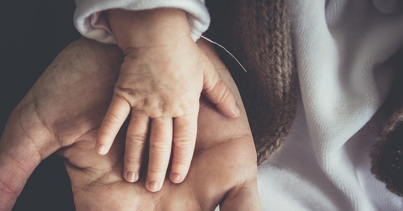 Літня людина та дитина руки