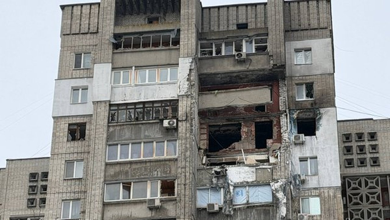 Дом куда попал дрон в Днепре