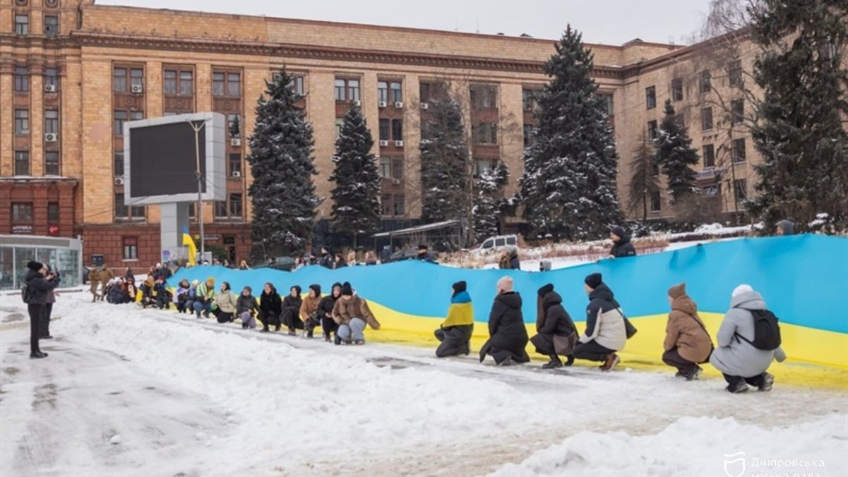 Центром Дніпра пронесли 50-метровий прапор України до Дня Соборності