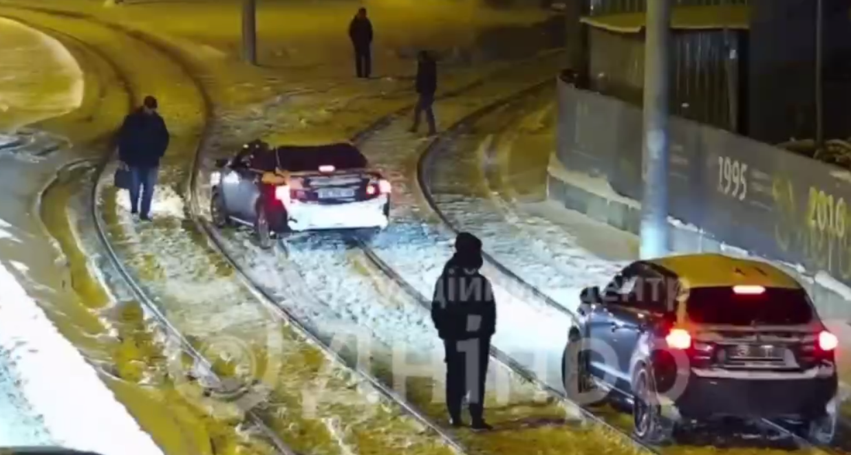 В Днепре автомобили блокируют движение трамваев из-за неудачного объезда