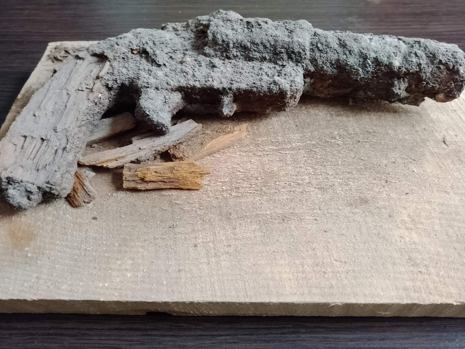 В Днепре во время обследования памятки нашли загадочный предмет