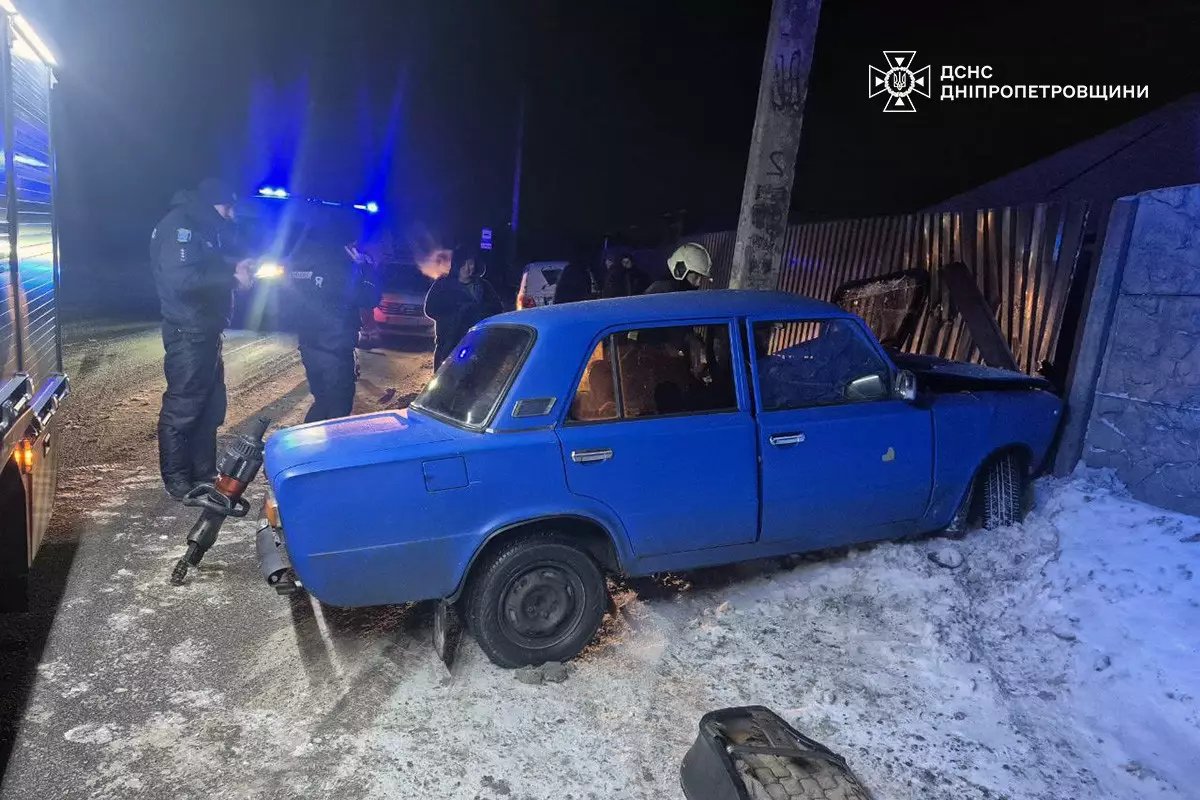 Водитель оказался зажатым в салоне авто после аварии в Днепре