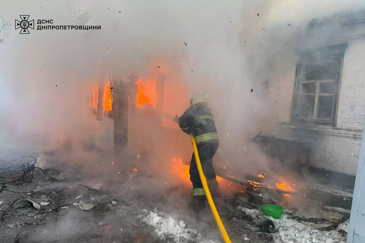 Огонь уничтожил крышу и вещи домашнего обихода: в Днепре ликвидировали пожар в частном доме