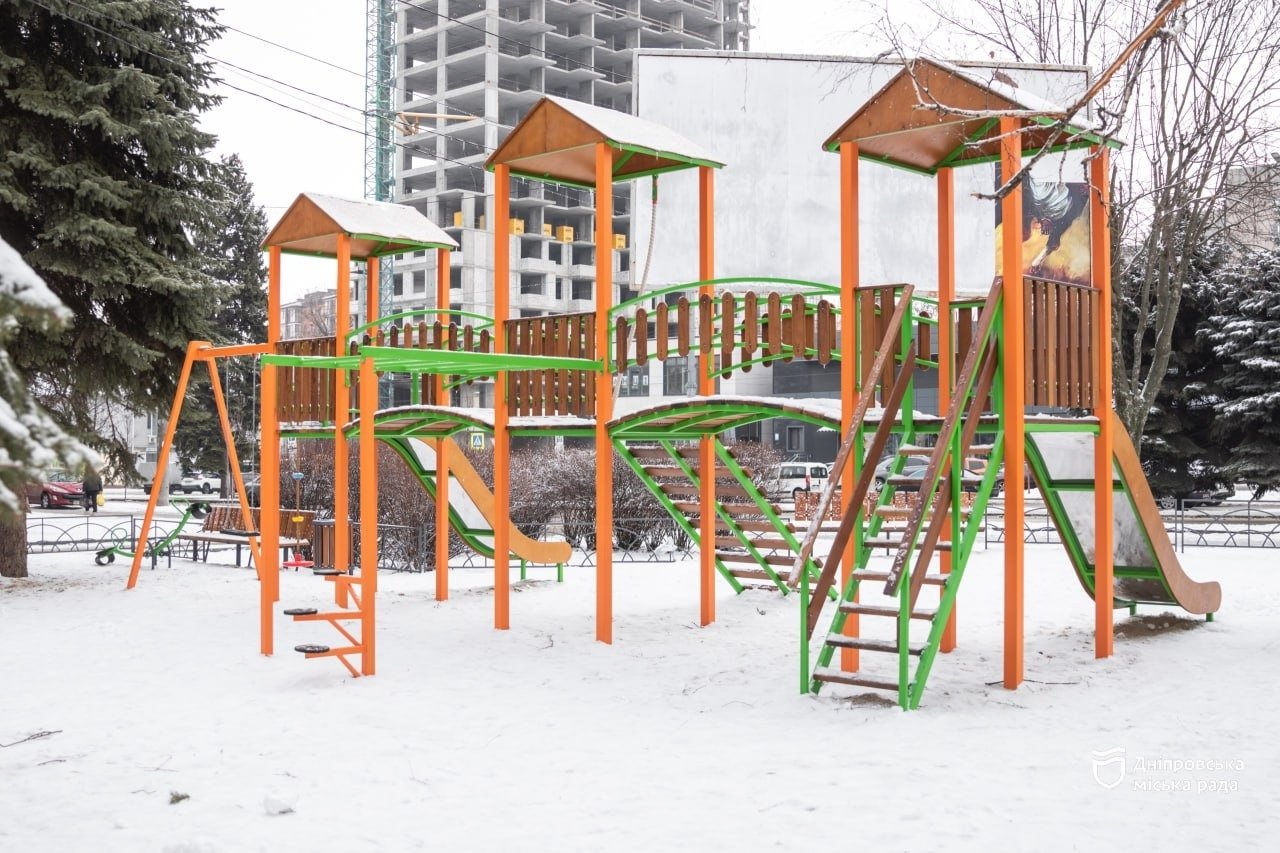 Дитячий майданчик біля зони відпочинку на проспекті Науки, 108